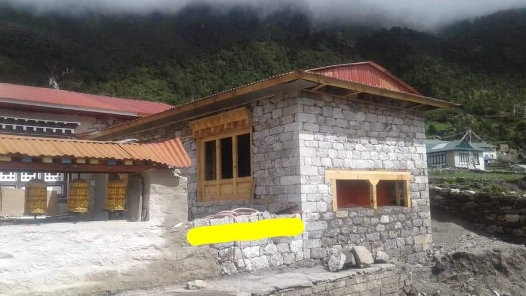 KHUNDE MONASTERY MANILHANG- Kitchen and Toilett